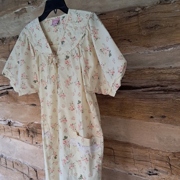 Carol's Collection Vintage Yellow Floral Short Sleeved Snap Front Gown Size 1XL - Picture 4 of 7